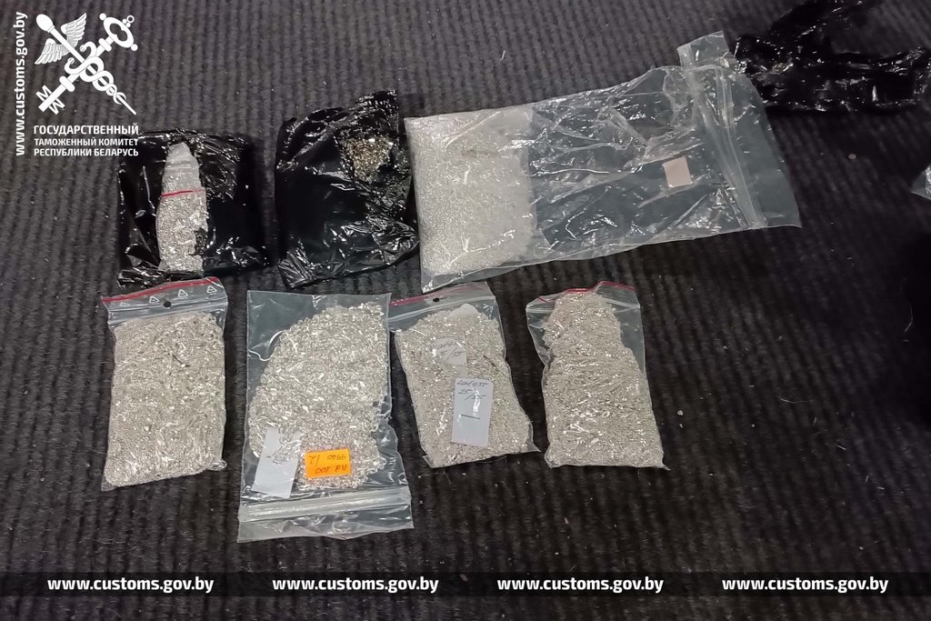 Водитель автобуса из Польши спрятал 380 изделий из серебра - в Бресте нашли