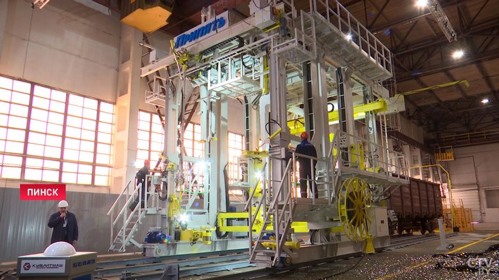 Инновационный комбайн для ремонта вагонов презентовали в Пинске