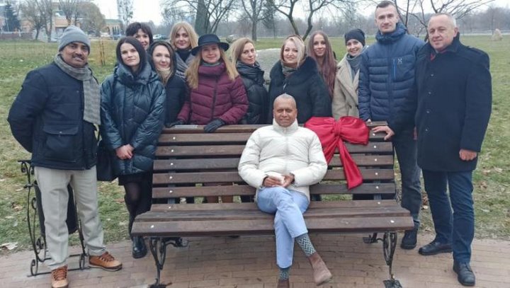 В Бресте в Городском саду появилась новая именная скамейка – их уже 45!