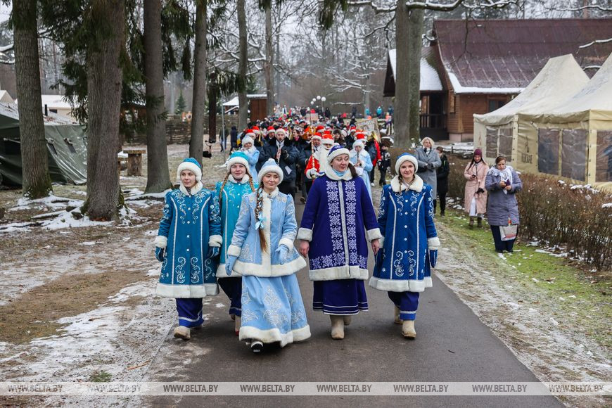 Можно загадать вдвое больше желаний. Снегурочка приехала в Беловежскую пущу на помощь Деду Морозу
