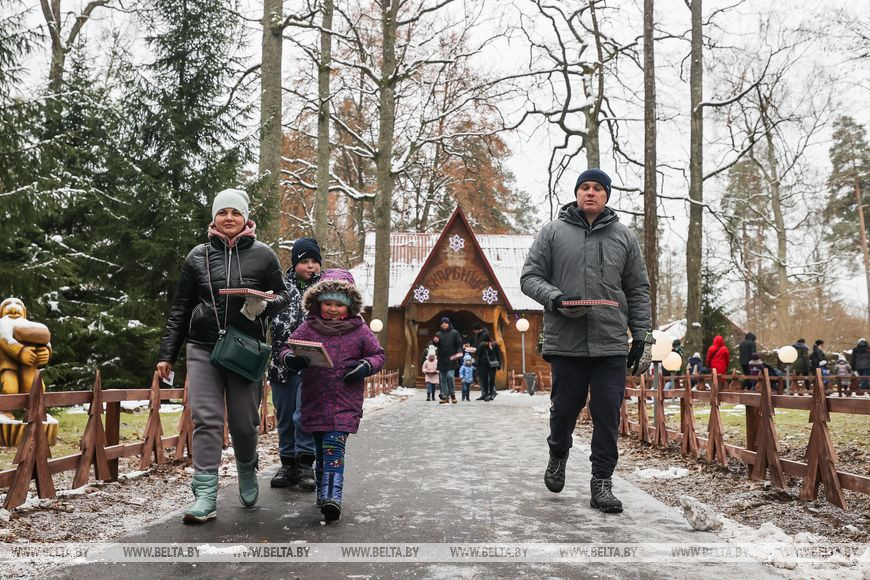 Можно загадать вдвое больше желаний. Снегурочка приехала в Беловежскую пущу на помощь Деду Морозу
