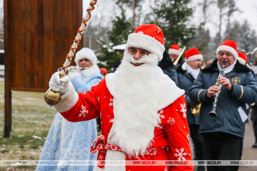 Можно загадать вдвое больше желаний. Снегурочка приехала в Беловежскую пущу на помощь Деду Морозу