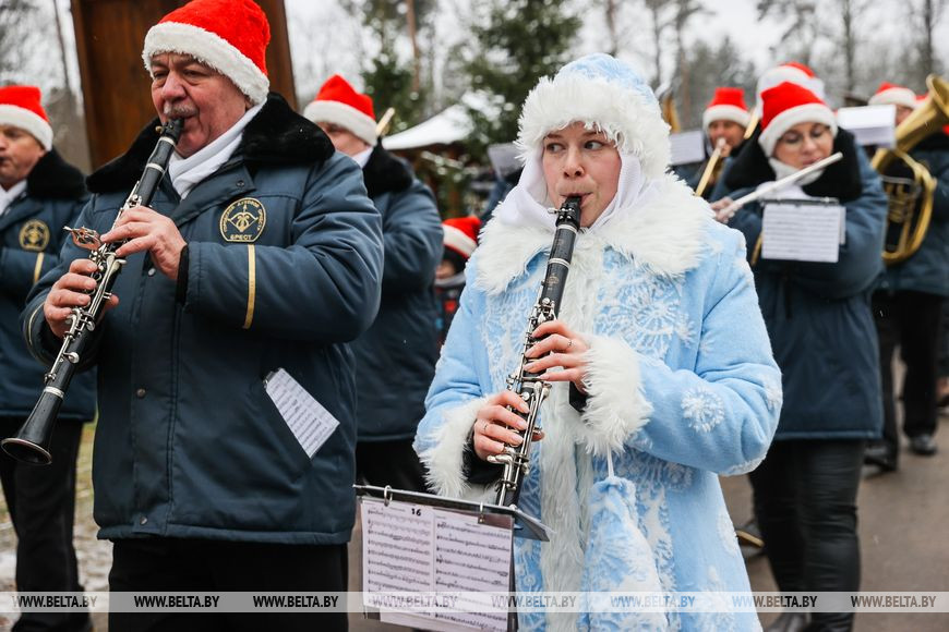 Можно загадать вдвое больше желаний. Снегурочка приехала в Беловежскую пущу на помощь Деду Морозу