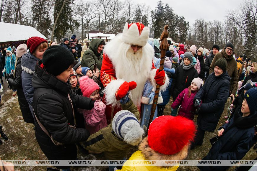 Можно загадать вдвое больше желаний. Снегурочка приехала в Беловежскую пущу на помощь Деду Морозу
