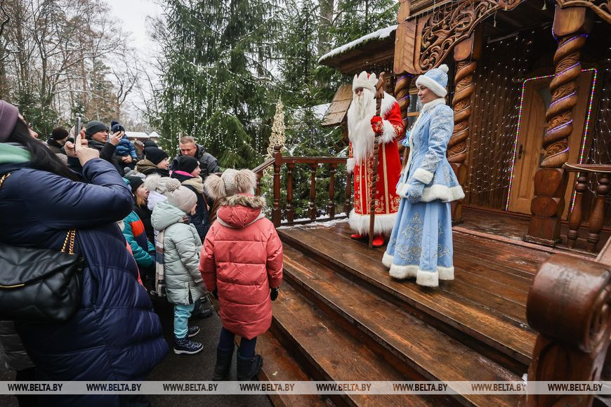 Можно загадать вдвое больше желаний. Снегурочка приехала в Беловежскую пущу на помощь Деду Морозу