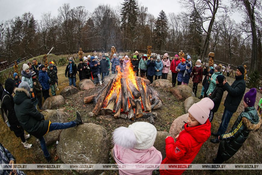 Можно загадать вдвое больше желаний. Снегурочка приехала в Беловежскую пущу на помощь Деду Морозу