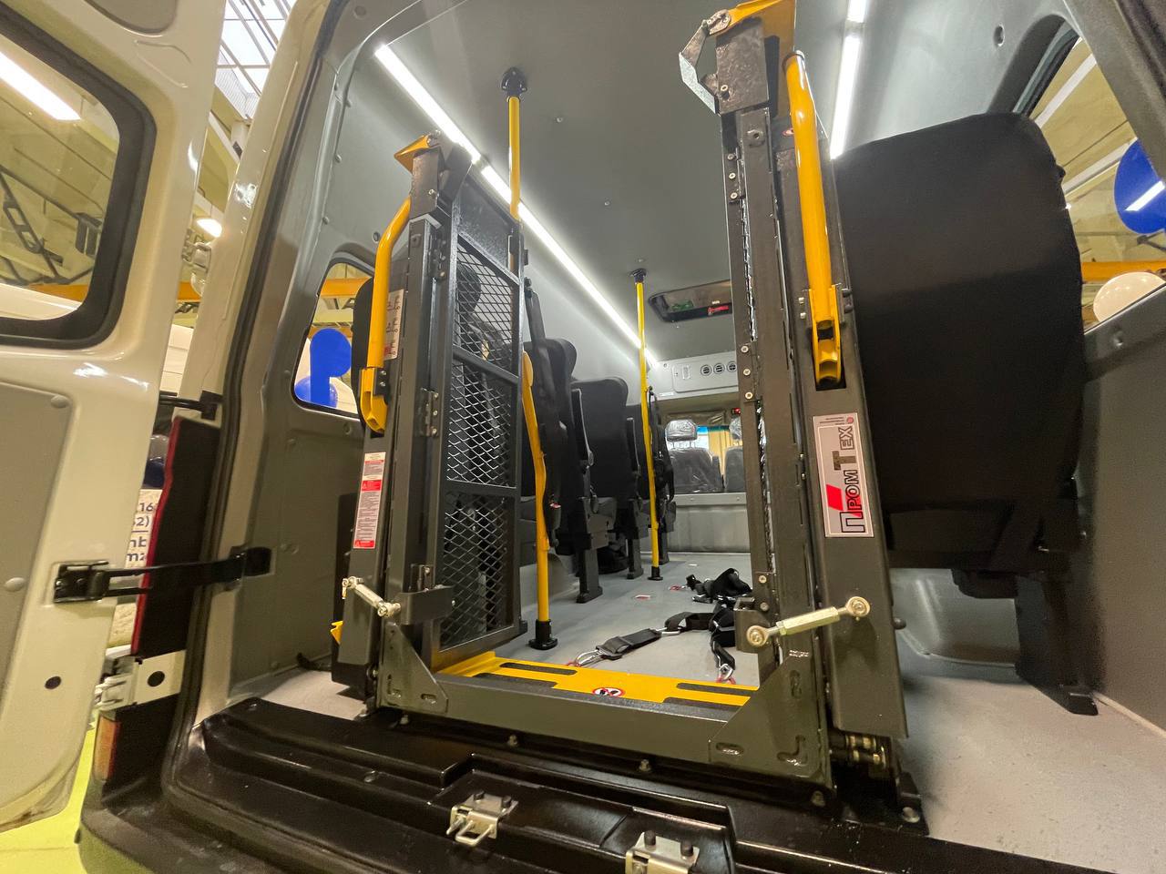 На ОАО «Брестмаш» состоялась торжественная передача автомобиля для перевозки инвалидов