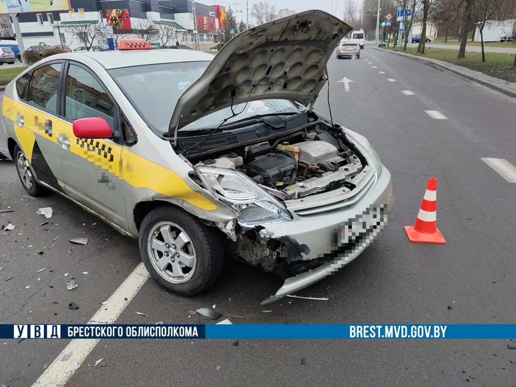 В Бресте утром произошло ДТП в участием такси. Кто виноват?