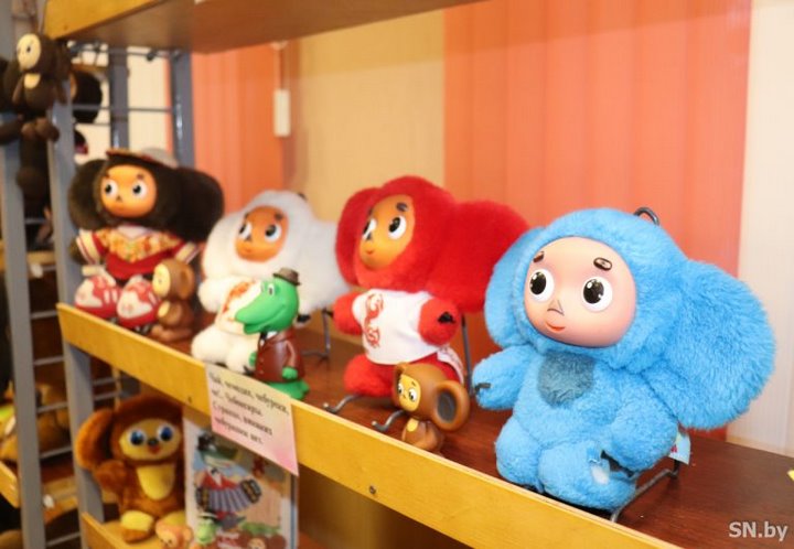 Белоруска за 22 года собрала коллекцию из 100 Чебурашек и Крокодилов Гена