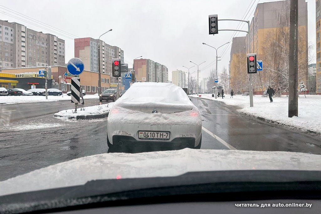 Водитель BMW не стал очищать машину от снега — ни стекло, ни фонари. ГАИ отреагировала