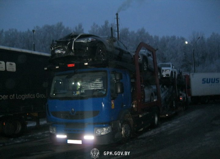 Белорус вез из Литвы автомобили на лафете. О колбах со странным веществом не знал. Но отвечать придется