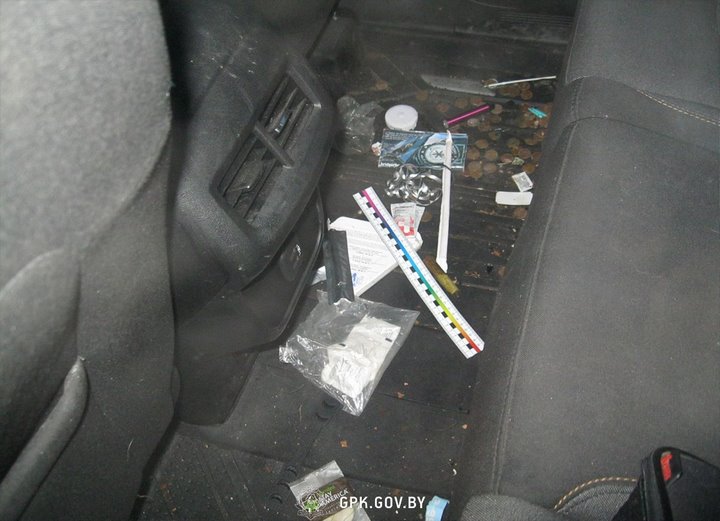 Белорус вез из Литвы автомобили на лафете. О колбах со странным веществом не знал. Но отвечать придется