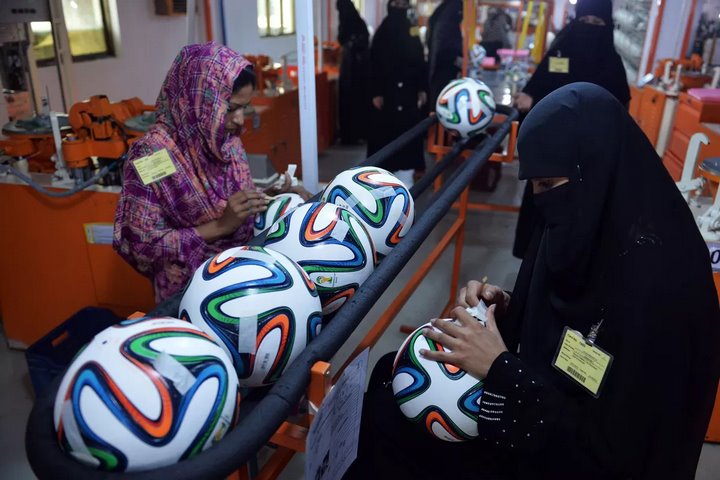 Где производят большинство футбольных мячей в мире?