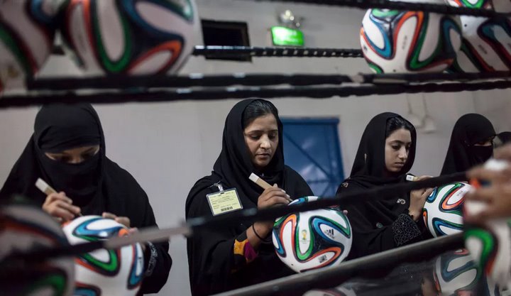 Где производят большинство футбольных мячей в мире?