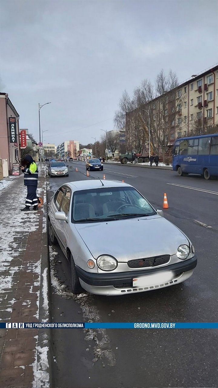 Переход дороги в неположенном месте закончился для пожилой женщины печально. Видео с камеры наблюдения