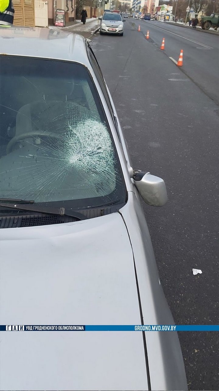 Переход дороги в неположенном месте закончился для пожилой женщины печально. Видео с камеры наблюдения