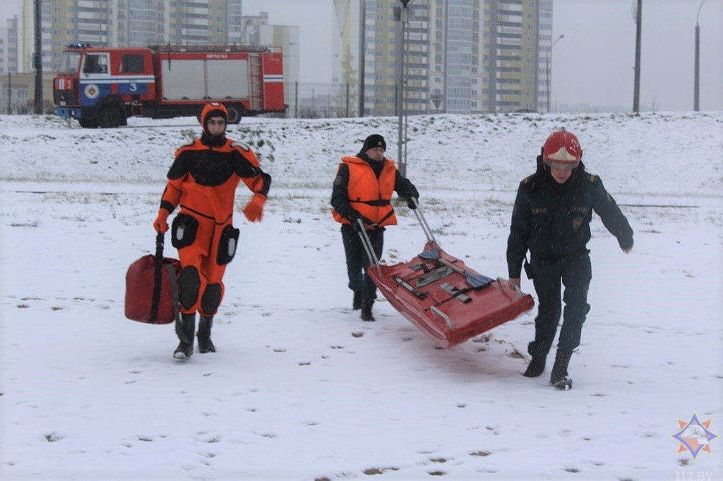 В Бресте отработали действия по спасению людей, терпящих бедствие на льду