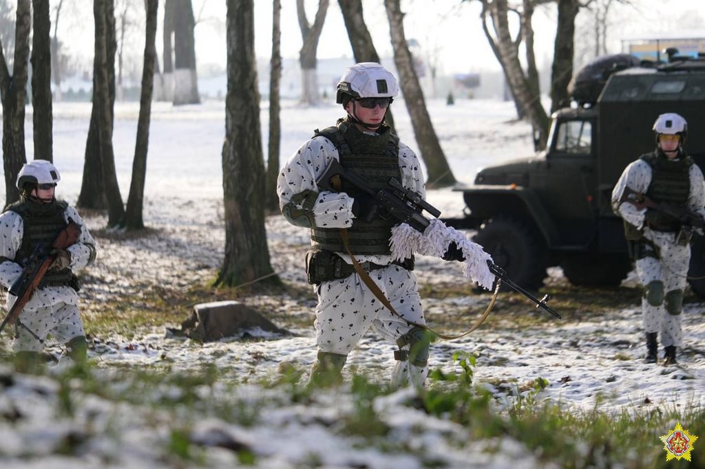 Брестские десантники в зимнем камуфляже отработали действия при подъеме по тревоге