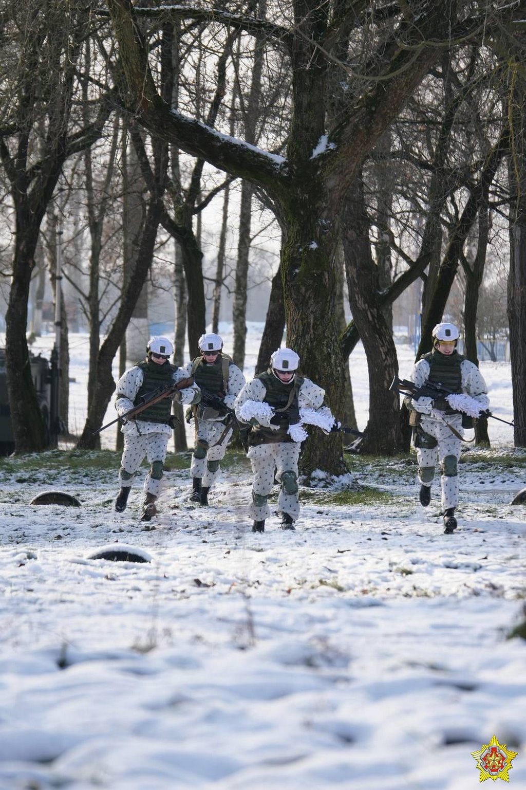Брестские десантники в зимнем камуфляже отработали действия при подъеме по тревоге