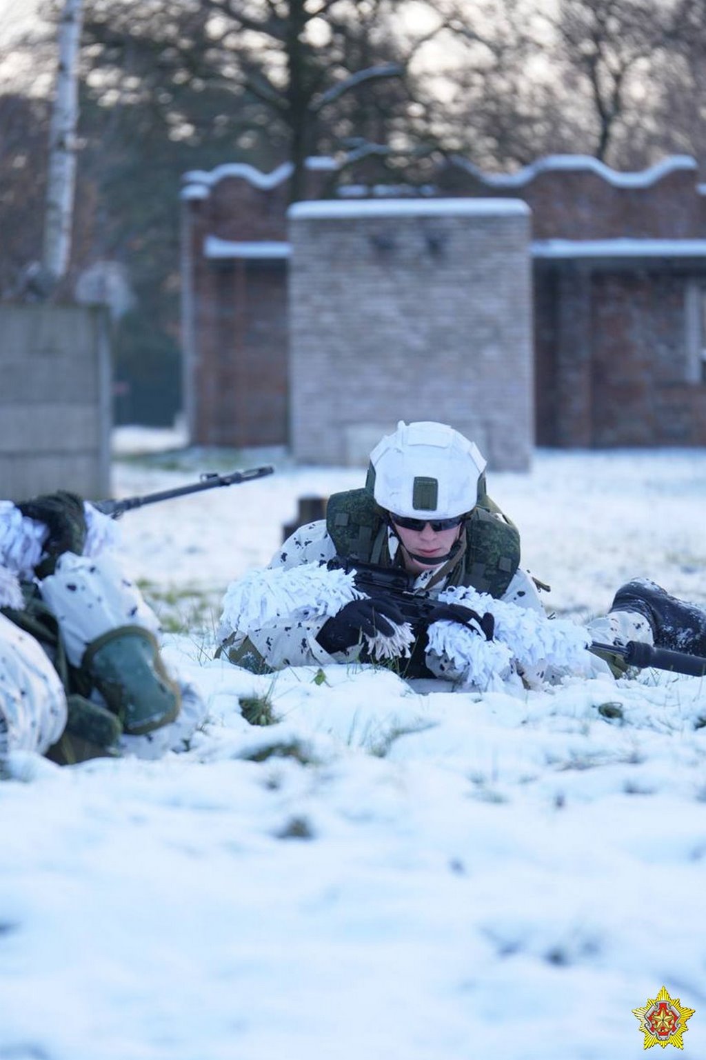 Брестские десантники в зимнем камуфляже отработали действия при подъеме по тревоге