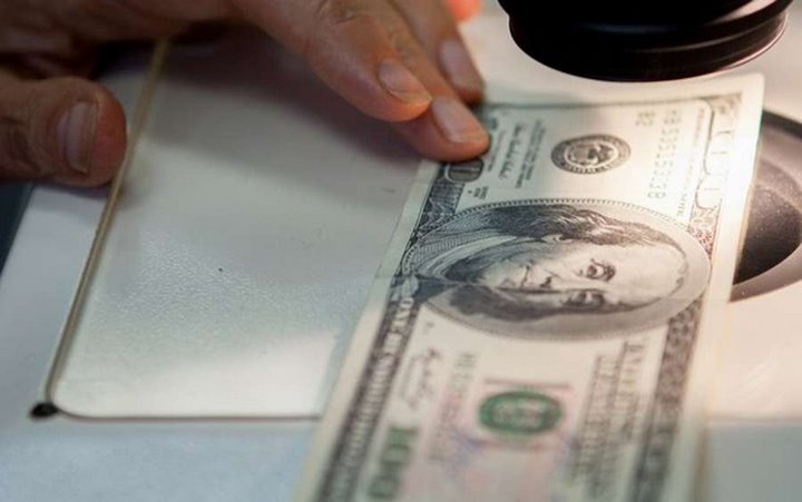 26-летний мужчина принес в банк фальшивые 100 долларов США. Случай в Брестской области