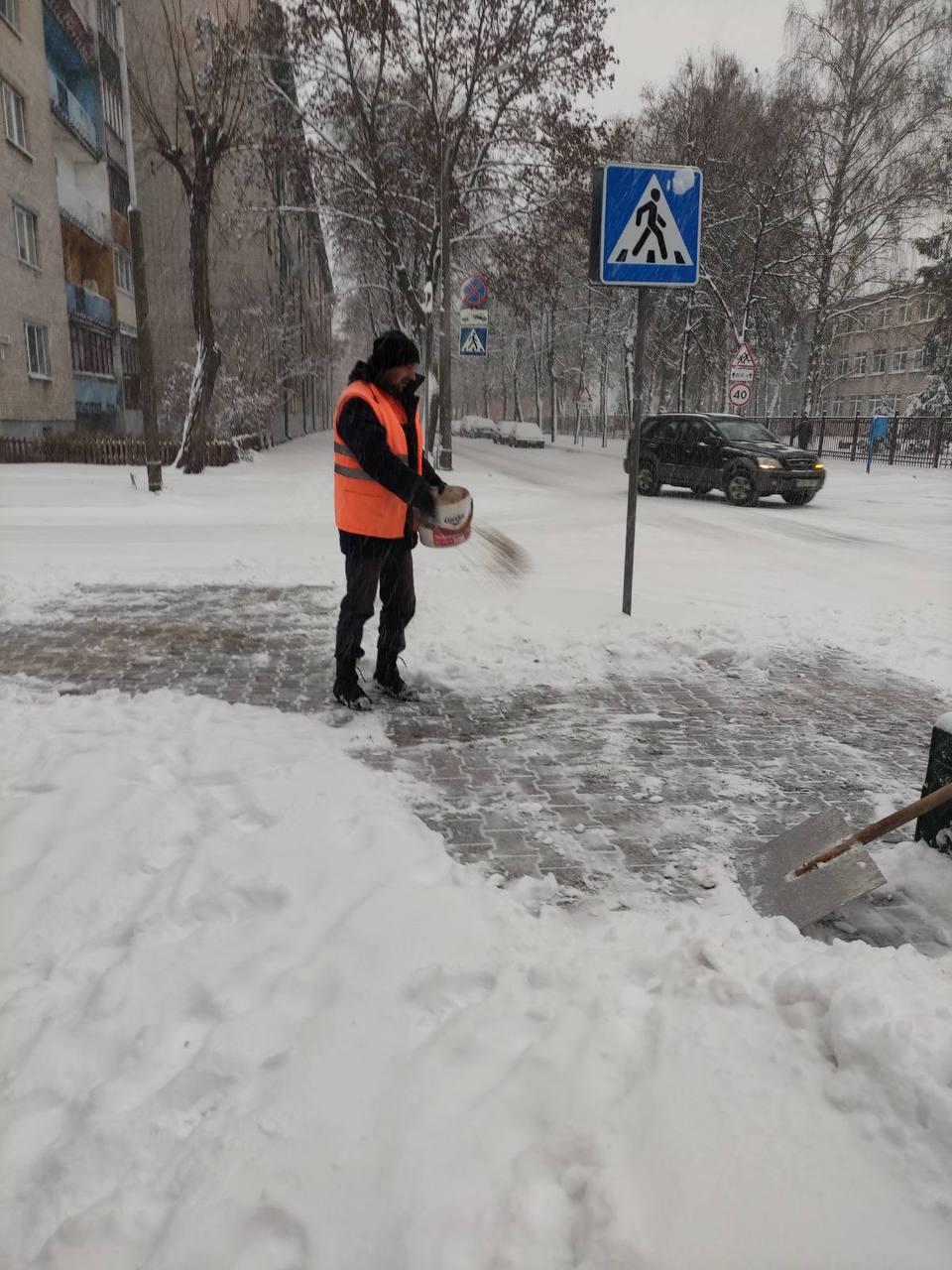 Коммунальные службы Бреста продолжают борьбу с непогодой