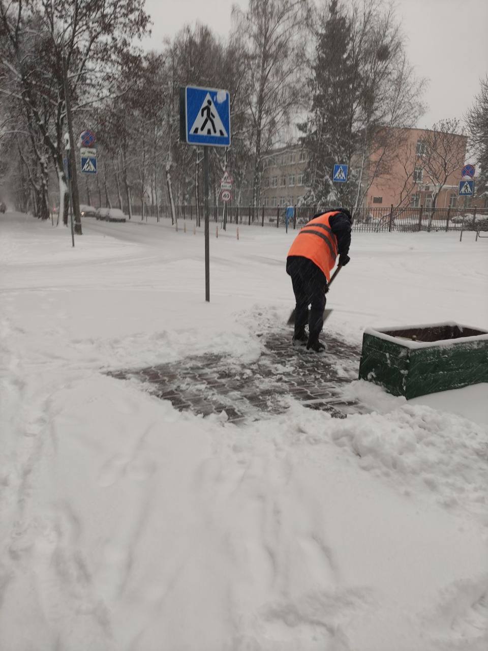 Коммунальные службы Бреста продолжают борьбу с непогодой