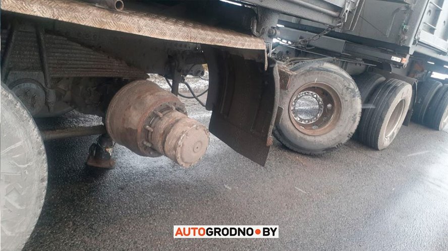 У грузовика отвалилось колесо и попало во встречку. Посмотрите, что случилось с легковушкой