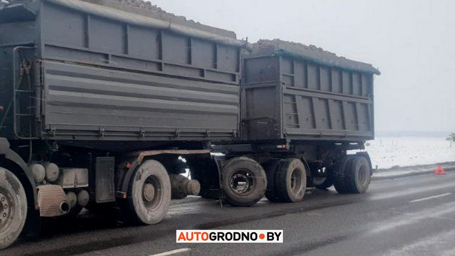 У грузовика отвалилось колесо и попало во встречку. Посмотрите, что случилось с легковушкой