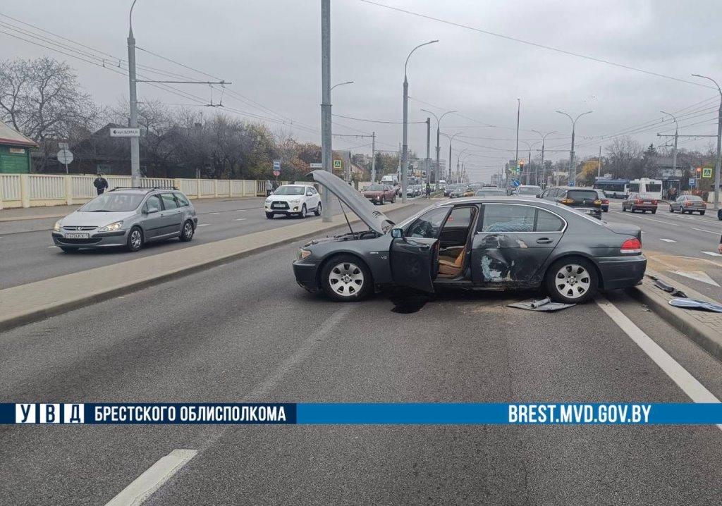 Поврежден автомобиль BMW — Подробности ДТП в Бресте на Московской