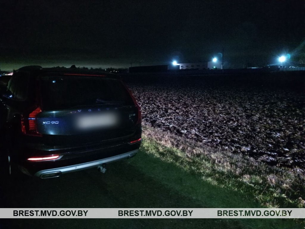 В Брестском районе водитель Volvo сбил пьяного пешехода, сидящего на проезжей части