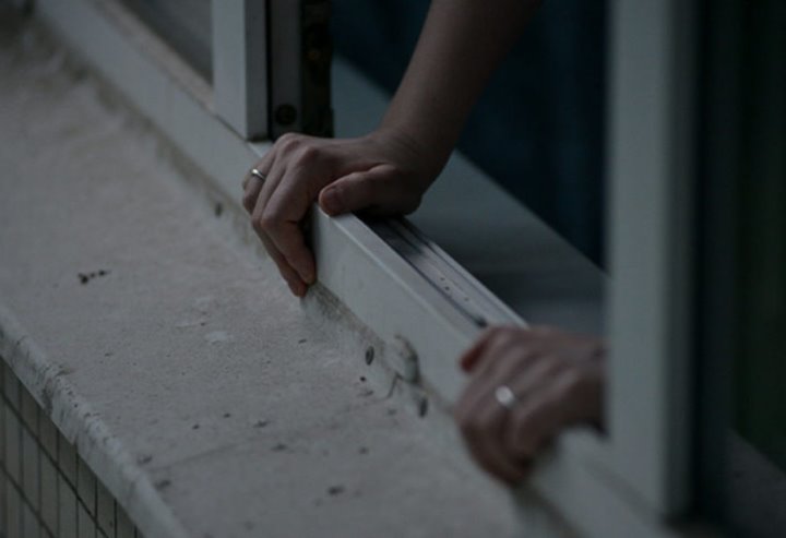 Пьяная белоруска выбросила из окна пятого этажа две банки и повредила припаркованное авто — подробности случая