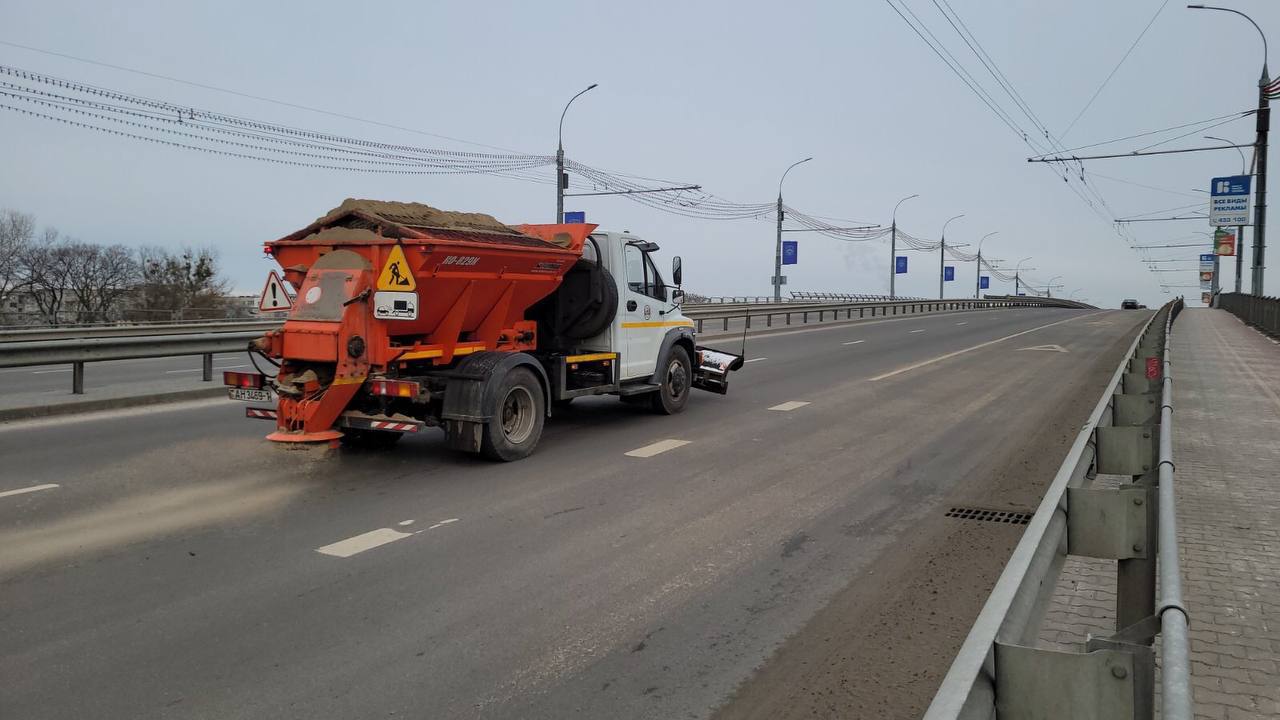 Спецтехника в действии: превентивная обработка мостов и путепроводов в Бресте