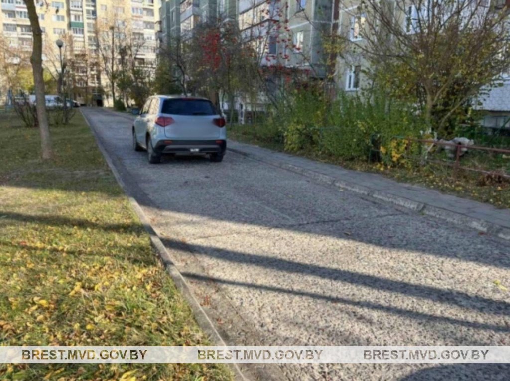 В Березовском районе водитель Suzuki сбил пешехода при движении задним ходом