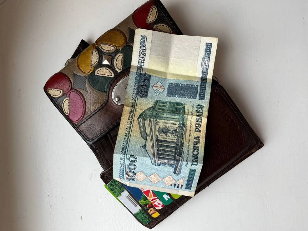 «Оплатила коммуналку и съездила к парню в армию». Белорусы рассказали, куда потратили первую зарплату