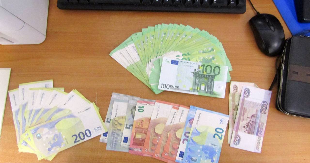 Женщина пыталась на себе провезти через границу в Бресте более 42 тыс. долларов