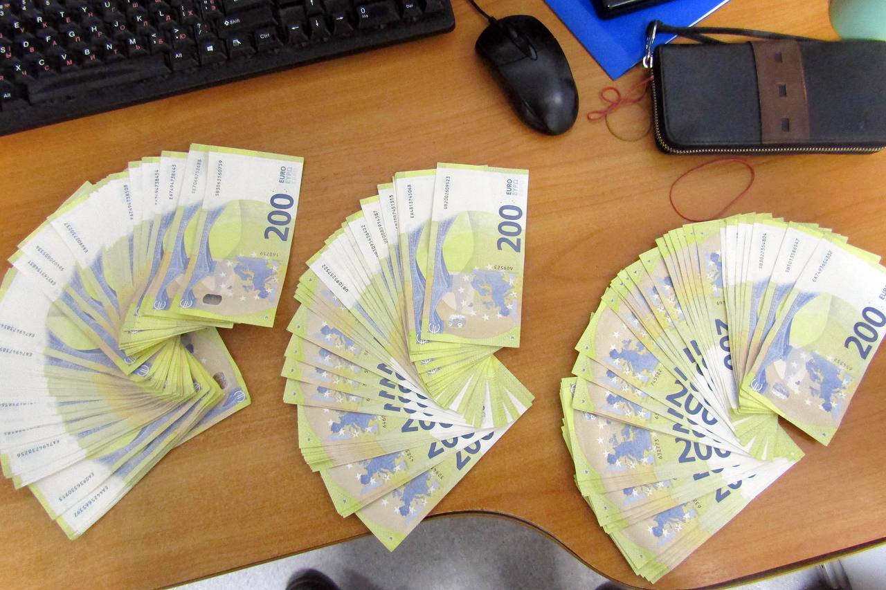 Женщина пыталась на себе провезти через границу в Бресте более 42 тыс. долларов