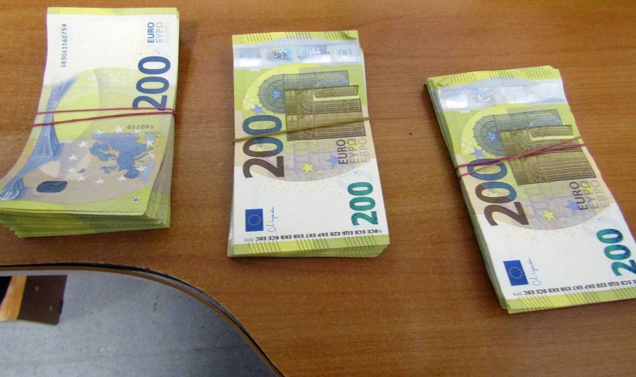 Женщина пыталась на себе провезти через границу в Бресте более 42 тыс. долларов