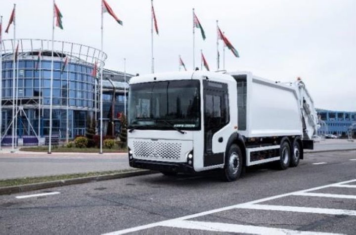 В Беларуси выпустили электромусоровоз — как он выглядит