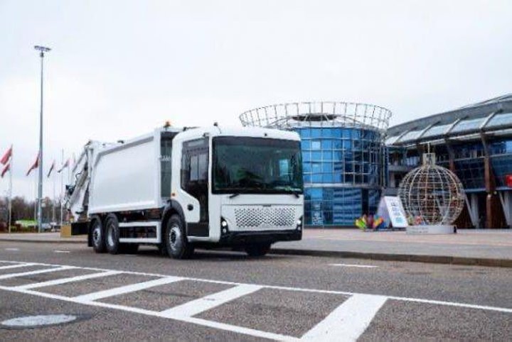 В Беларуси выпустили электромусоровоз — как он выглядит