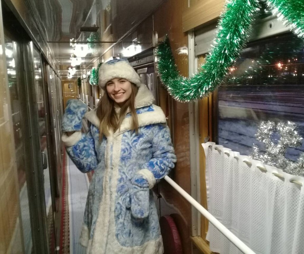 БелЖД запустит новогодние поезда в Беловежскую пущу — с проводницами-снегурочками