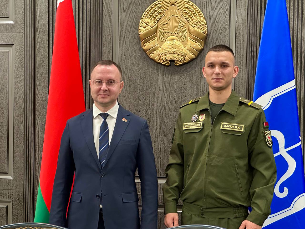 Глава Бреста наградил мужчину, спасшего ребенка