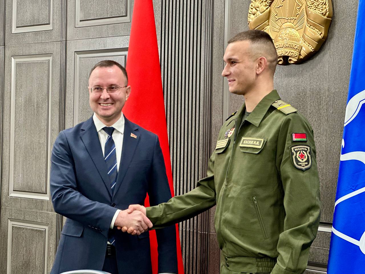 Глава Бреста наградил мужчину, спасшего ребенка