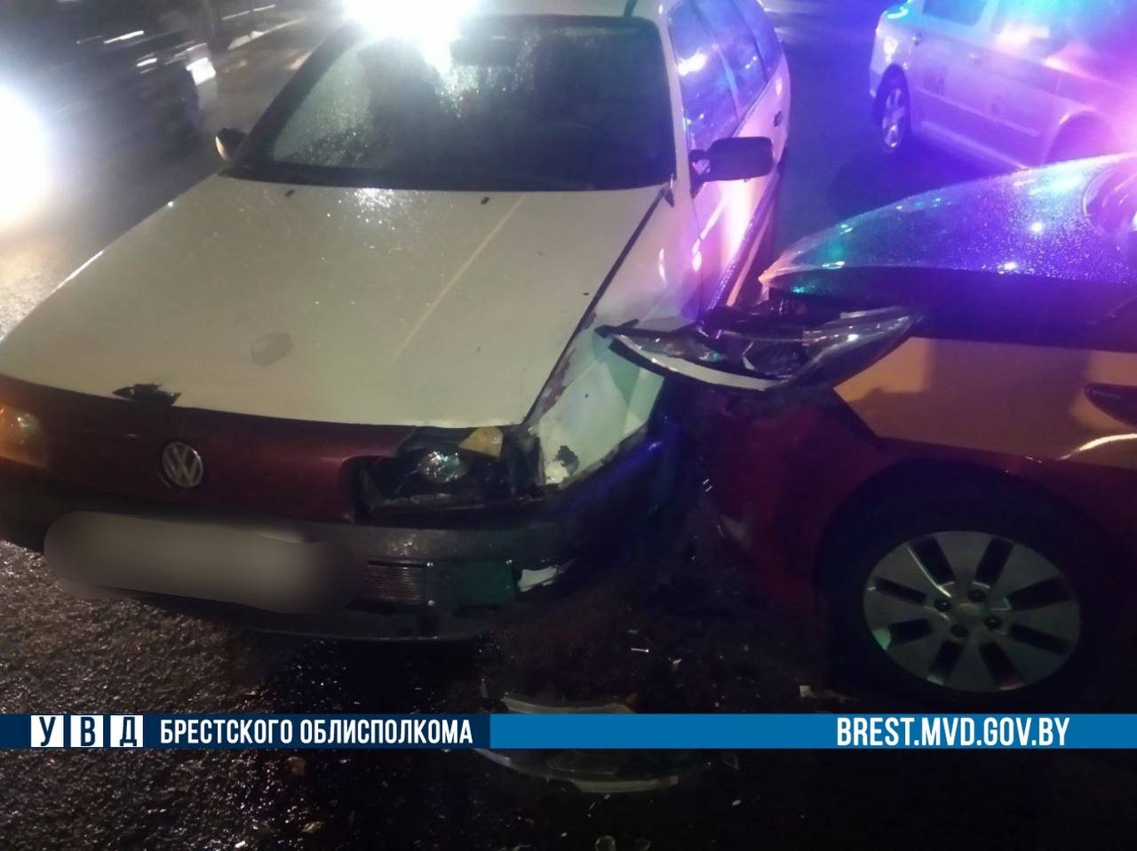 В Пинске такси проигнорировало правила и столкнулось с автомобилем