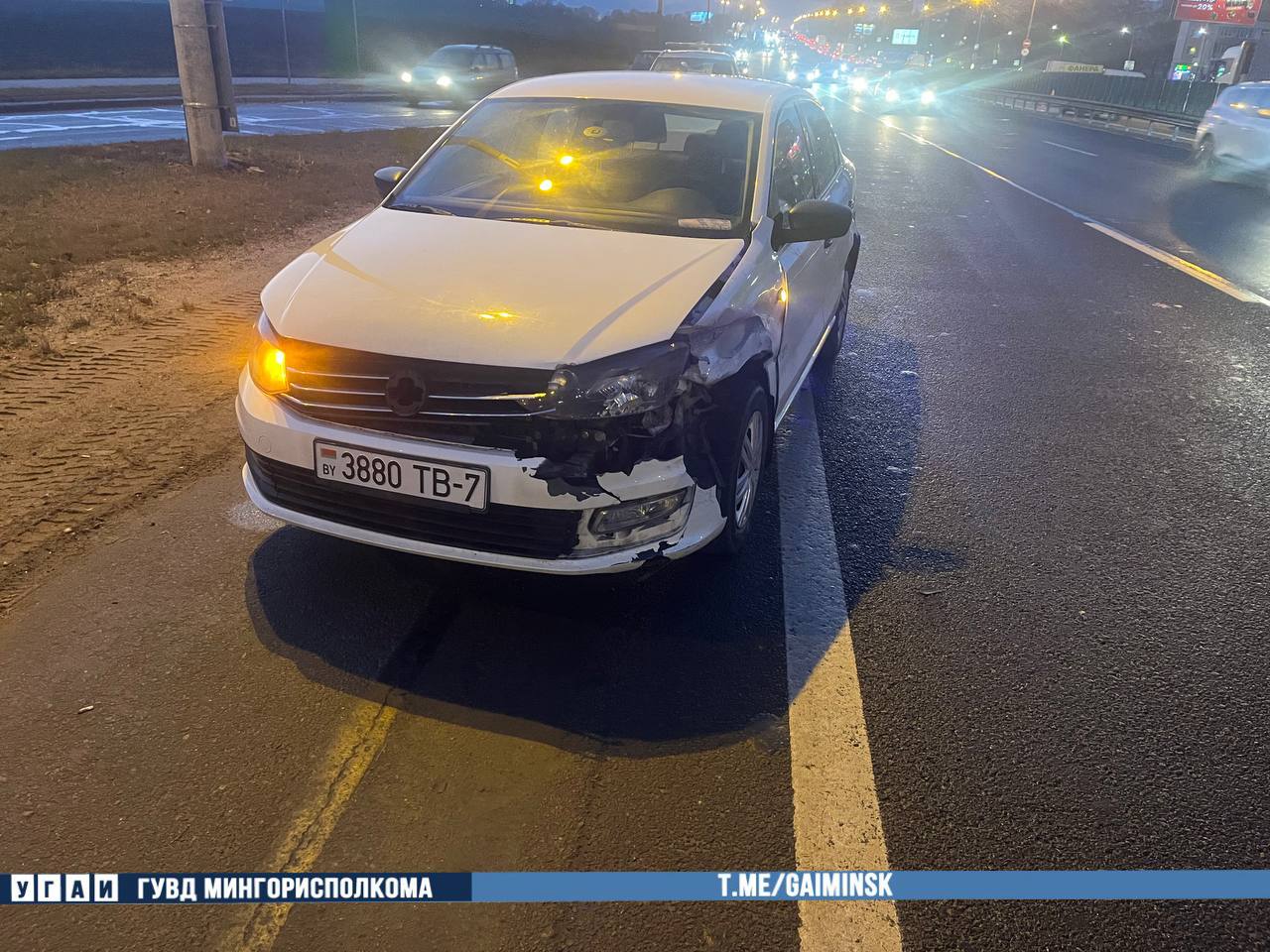 В Минске водитель спас выпавшую из микроавтобуса кошку от гибели под колесами, но сам попал в аварию — видео