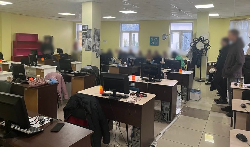 Более 49 тысяч пострадавших. В Пинске накрыли кол-центр, рассылавший посылки с «айфонами»