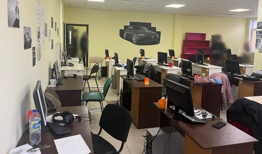 Более 49 тысяч пострадавших. В Пинске накрыли кол-центр, рассылавший посылки с «айфонами»