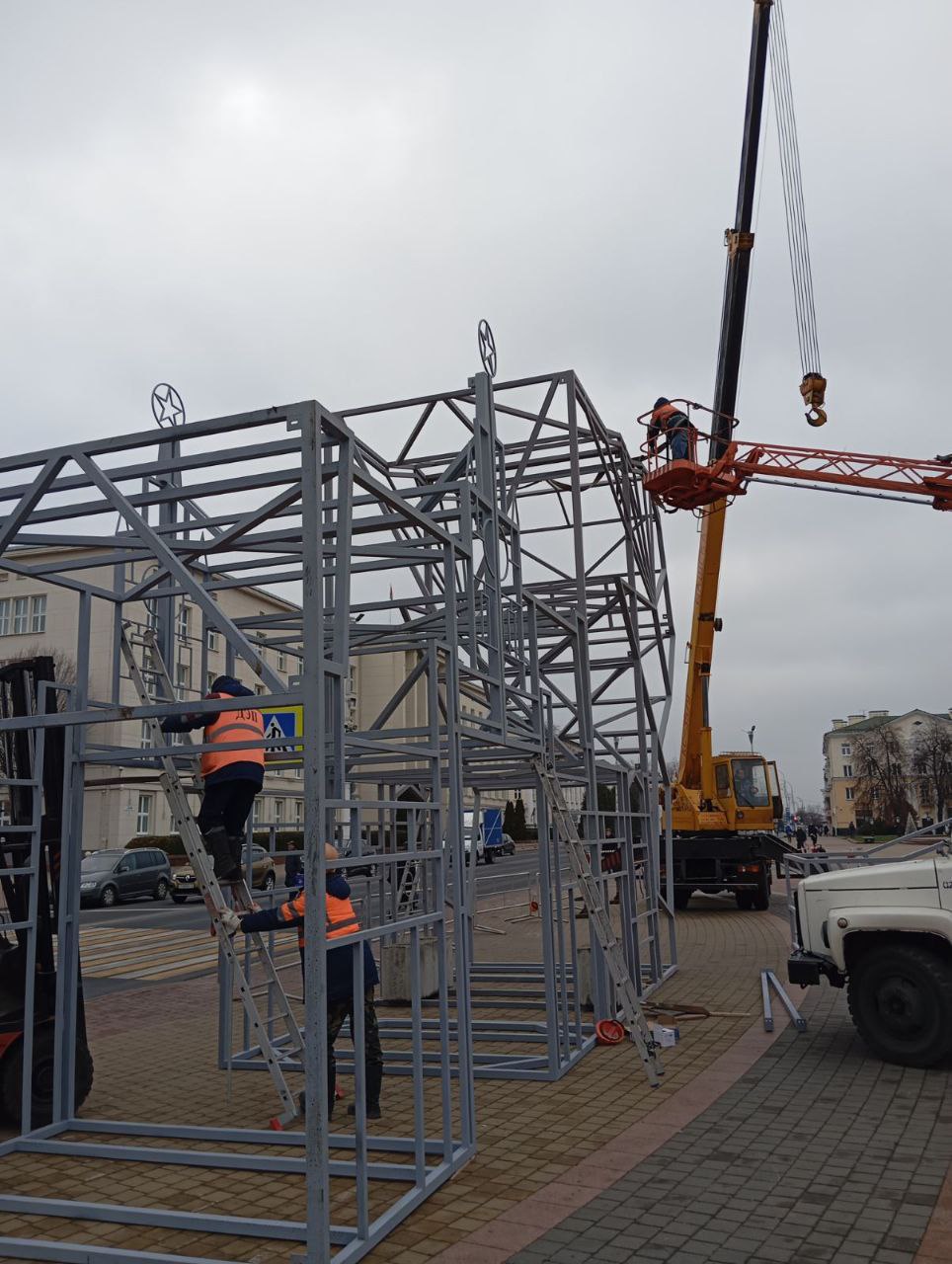 Брест продолжает готовиться к праздникам