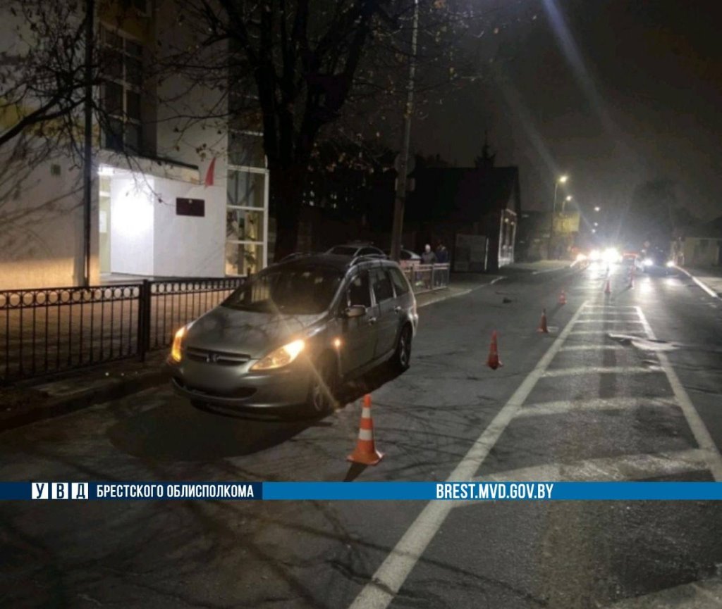 В Бресте на пешехода, лежащего на улице Пушкинской, наехал автомобиль