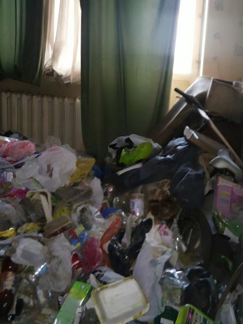 Белоруска превратила свою квартиру в свалку